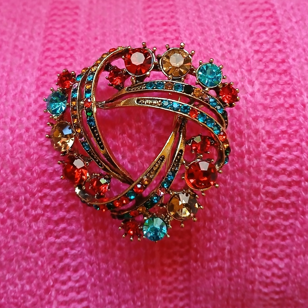 Beautiful Trilliant Shape Brooch - Picture 3 of 8